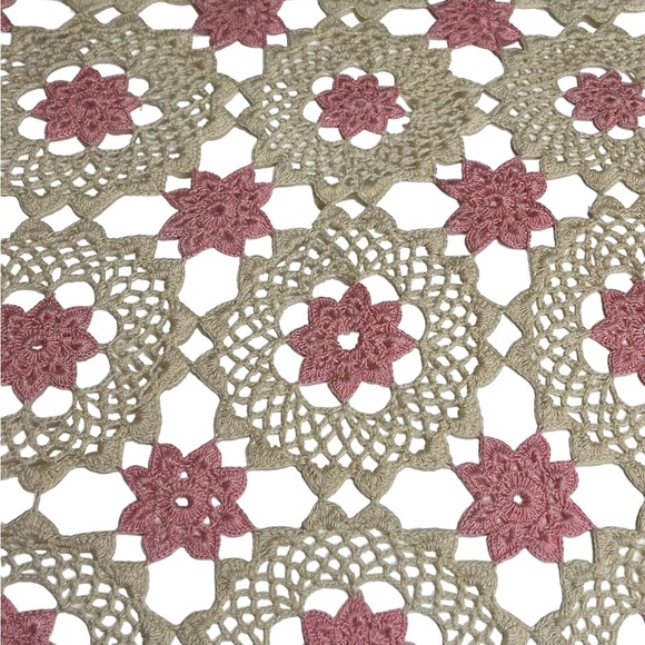 Vintage Mid Century Crocheted Pink & Ecru Queen Size Coverlet - Picture 4 of 8